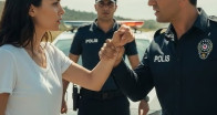 Bir kız polise yaklaşıp 3 kelime söylüyor