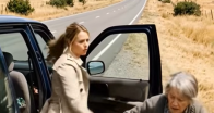 Annesinden kurtulmaya çalışan bir kadın, onu yol kenarında bırakıp çekip gitti. Ancak kızı, çok yakında neler olacağını hayal bile edemezdi.