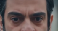 Adam, vefat eden eşinin mezarına geldiğinde soğuk toprağın üzerinde oturmuş, ağlayan iki ikiz kız gördü.