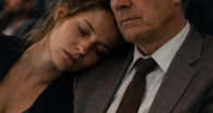 Tükenmiş anne, ağlayan bebeğini sakinleştirmeye çalışırken.