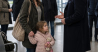 Benimle evlenir misin? diye sordu milyoner, gidecek hiçbir yeri kalmayan anneye..