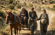 Dul ve hamile kadın, yolda iki yaşlıyı arabasına aldı