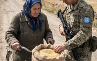 Her Gün Sınırda Bisikletiyle Kum Taşıyan