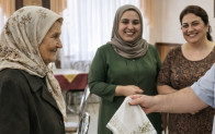Torunumun doğum gününde, oğlum bana kirli bir mendil uzattı ve dedi ki, “Mendili al, yüzünü temizle, insanları önünde bizi utandırma dedi”
