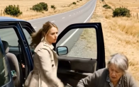 Annesinden kurtulmaya çalışan bir kadın, onu yol kenarında bırakıp çekip gitti. Ancak kızı, çok yakında neler olacağını hayal bile edemezdi.