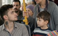 Otobüste, yanında iki çocuğu olan bir kadın ayakta bekliyordu