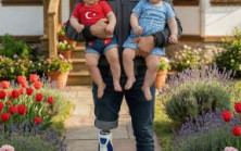 Görevden, eşimin haberi olmayan protez bir bacakla ve hem ona hem de yeni doğan ikiz kızlarımıza aldığım hediyelerle döndüm.