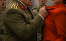 Albay yeni gelen kadına bağırıyor ve bütün bölüğün önünde ona hakaret ediyordu.