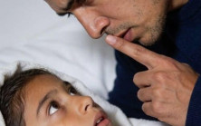 “Baba… sırtım o kadar çok ağrıyor ki uyuyamıyorum bile… Annem sana söylemememi söyledi…”