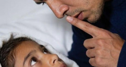 “Baba… sırtım o kadar çok ağrıyor ki uyuyamıyorum bile… Annem sana söylemememi söyledi…”