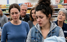 Mağazadaki sırada bekar bir anne çocuğu için aldığı ürünleri ödemeye çalışıyordu, ancak parası yetmedi