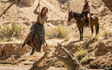 Dul Çiftçi Timsahların Üzerinde ASILI Genç Bir Kız Gördü… Ta Ki