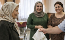 Torunumun doğum gününde, oğlum bana kirli bir mendil uzattı ve dedi ki, “Mendili al, yüzünü temizle, insanları önünde bizi utandırma dedi”