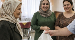 Torunumun doğum gününde, oğlum bana kirli bir mendil uzattı ve dedi ki, “Mendili al, yüzünü temizle, insanları önünde bizi utandırma dedi”