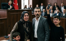 Hâkim çocuğa fakir annesiyle milyoner babası arasında seçim yapmasını söyledi