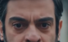 Adam, vefat eden eşinin mezarına geldiğinde soğuk toprağın üzerinde oturmuş, ağlayan iki ikiz kız gördü.
