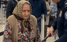 Yaşlı bir kadının bagaj kontrolü sırasında güvenlik görevlisi garip bir şey fark etti.