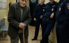 Polis karakolunda 80 yaşındaki bir adama güldüler