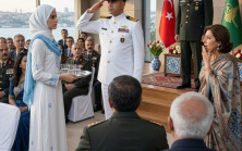 Üvey anne, eski askerî törende kızını alaycı sözlerle en arka sıraya oturtmuştu