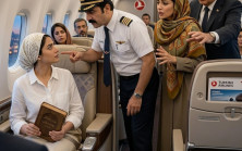 Uçakta sade kıyafetli kadını pencere kenarı koltuğundan kaldırmaya çalışan kibirli kaptan.