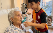 KÜÇÜK BİR ÇOCUK HASTA VE YAŞLI KOMŞUSUNA 3 YIL BOYUNCA BAKTI