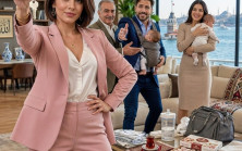 Eve erken geldim ve eşimi, sevgilisini iki bebekle birlikte salonuma yerleştirirken buldum