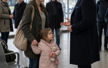 Benimle evlenir misin? diye sordu milyoner, gidecek hiçbir yeri kalmayan anneye..