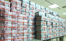 Ben büyük ikramiyeyi kazandım, tam 18 milyon lira. Sevinçten havalara uçarak eve koştum; bu güzel haberi anneme vermek istiyordum.