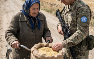 Her Gün Sınırda Bisikletiyle Kum Taşıyan