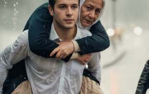 “İstanbul sabah saat 7’de -8 derece soğuk bir havaya sahipti. Taksim Meydanı’nda, takım elbisesi içinde genç bir adam koşarak geçiyordu.”