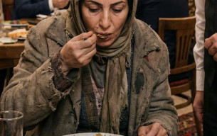 Evsiz bir kadın, üç gündür aç olduğu için lüks bir restorana girdi.