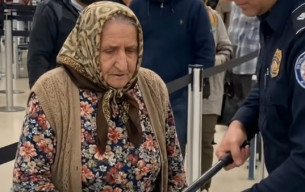 Yaşlı bir kadının bagaj kontrolü sırasında güvenlik görevlisi garip bir şey fark etti.